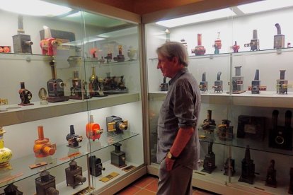 Basilio Martín Patino contempla su colección. FILMOTECA