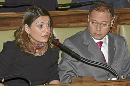 Cristina Vidal durante su intervención en el pleno municipal, junto al concejal de Hacienda, Alfredo Blanco-Efe