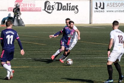 Luis Pérez conduce el balón en el duelo de 2021. / ARABA PRESS-SERGIO G.CAÑIZARES/IBIZA-ISLA BALEARES