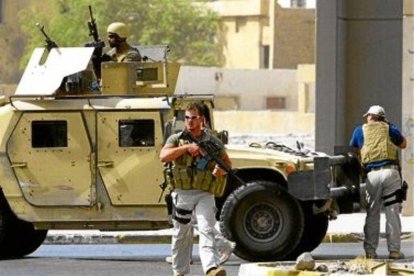 Mercenarios de Blackwater controlan las inmediaciones de la Embajada de Irán en Bagdad en julio del 2005.-AFP / AHMAD AL RUBAYE