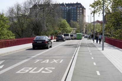 Carril bus del puente de Poniente en Valladolid.- J. M. LOSTAU