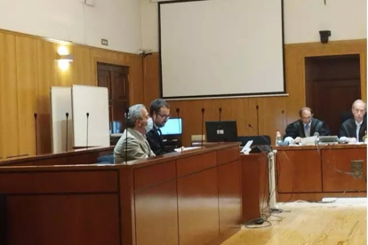 El bodeguero absuelto, en primer plano, durante el juicio celebrado en su día en la Audiencia de Valladolid. - EUROPA PRESS