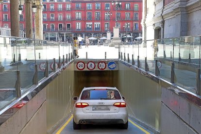 Acceso al aparcamiento de la plaza Mayor por la calle Manzana. / E.M.