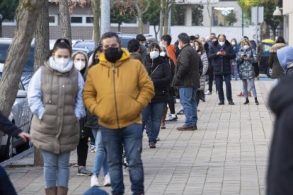 Decenas de personas esperan su turno para someterse a una prueba diagnóstica en el centro de salud de Covaresa. REPORTAJE GRÁFICO: PHOTOGENIC