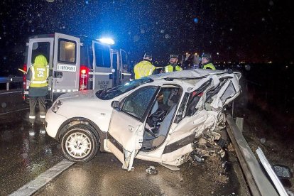 Estado en el que quedó el Fiat Panta de los tres fallecidos tras ser embestidos en la A-6 en Tordesillas.-M. Á. SANTOS