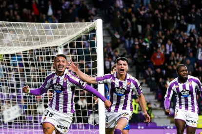 Salazar (38) celebra el último gol del Real Valladolid, marcado el 9 de diciembre. REAL VALLADOLID