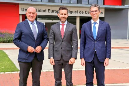 Jesús Julio Carnero, alcalde de Valladolid, junto a David García, rector de la UEMC, y Jesús Zarzuela, Consejero Delegado. -@JESUSJCARNERO