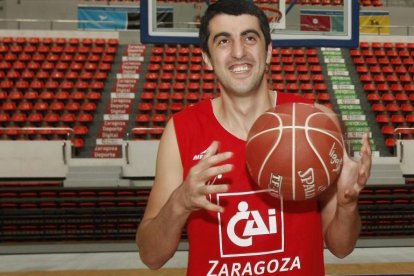 Georgi Shermadini en su presentación, ahora fallida, con el CAI Zaragoza el miércoles.-Foto: EL PERIÓDICO