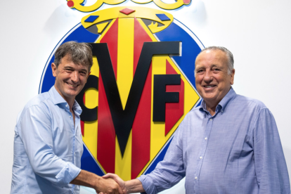 Pacheta estrecha la mano a Fernando Roig. / VILLARREAL