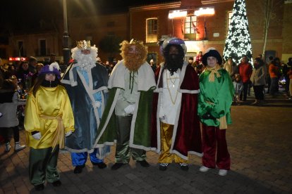 Los Reyes Magos junto a sus pajes reales en la cabalgata de Cigales. A.E.