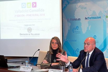 Ángela de Miguel y Jesús Julio Carnero ayer, presentan el plan en la sede de la CVE.-EL MUNDO