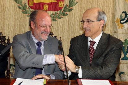 El alcalde de Valladolid, Francisco Javier León de la Riva, y el director de la fábrica de Michelín en la capital, Mariano Arconada, firman un convenio en materia de seguridad vial-Ical