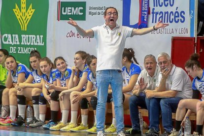 El banquillo del BMAula Alimentos de Valladolid, expectante ante la reclamación de su entrenador Miguel Ángel Peñas en un partido de esta temporada.-J. M. LOSTAU