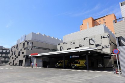 Entrada de urgencias del Hospital Clínico de Valladolid.-ICAL