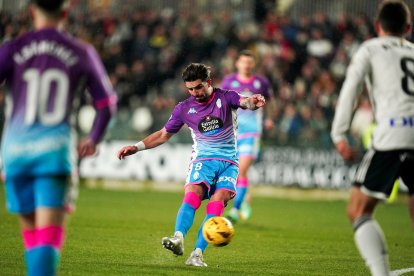 Monchu dispara ante el Burgos. REAL VALLADOLID