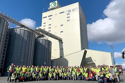 Un centenar de agricultores y ganaderos de la provincia de Ávila visita las instalaciones de la cooperativa Cobadú en una foto de archivo. - ICAL