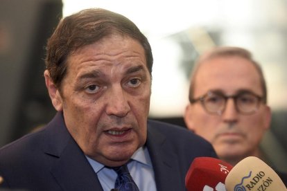 El consejero de Sanidad, Antonio María Sáez Aguado (I), acompañado por el nuevo gerente de Asistencia Primaria de Burgos, Santiago Rodríguez (D), asisten al Consejo Extraordinario de la Gerencia de Atención Primaria de Burgos-ICAL