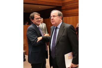 Juan Vicente Herrera junto a su sucesor Alfonso Fernández Mañueco. EM