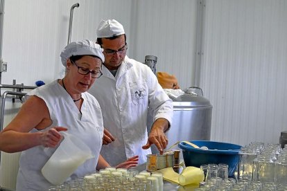 Raquel Arranz junto a su marido durante el proceso de llenado del yogur para, posteriormente, someterlo a la incubadora.-L. P.