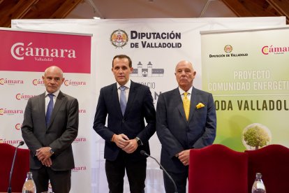 El presidente de la Diputación de Valladolid, Conrado Íscar, y el presidente de la Cçamara de Comercio de Valladolid, Víctor Caramanzana, inauguran la jornada de presentación del proyecto Comunidad Energética Toda Valladolid. Ical