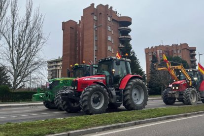 Los tractores en la avenida Salamanca de Valladolid.-E. M.