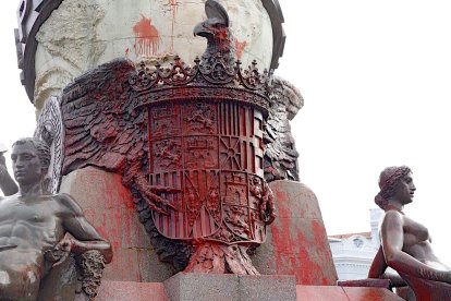 Monumento a Colón junto al Campo Grande cubierto de pintura el 12 de otubre de 2019.- M. Á. SANTOS