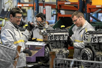 Operarios en la línea de producción en la factoría de motores de Valladolid, en una imagen de archivo.