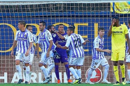 Masip es felicitado por sus compañeros tras detener el penalti a Gerad Moreno.-PHOTO-DEPORTE