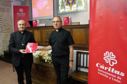 El obispo de Astorga, Jesús Fernández González y el presidente de Cáritas en Castilla y León, Jesús Martín de Lera en la presentación de la memoria regional. ICAL