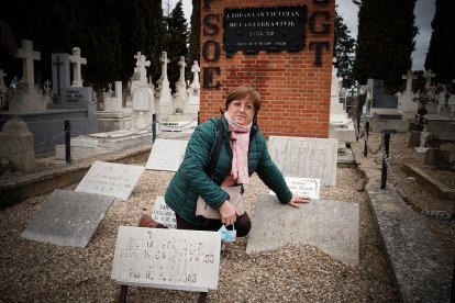 Loli, nieta de Roque, en el cementerio de El Carmen, junto a una lápida colocada donde cree que están los restos de su abuelo, fusilado en el 37. J. M. LOSTAU