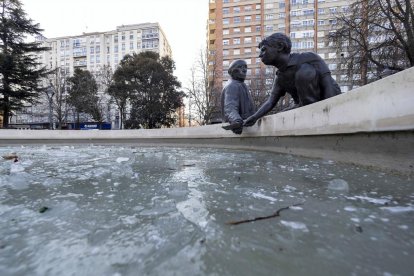 La fuente de la plaza del Poniente helada en una imagen de archivo - PHOTOGENIC