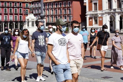 Gente paseando por la Plaza Mayor de Valladolid -JUAN MIGUEL LOSTAU.