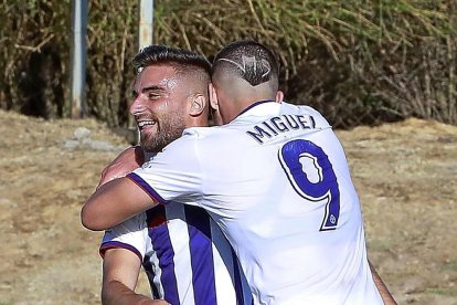 Miguel de la Fuente y Doncel se felicitan tras anotar gol en el partido contra el Leioa.-J.M. LOSTAU