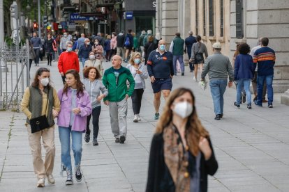 Gente paseando por el Paseo Zorrilla. -JUAN MIGUEL LOSTAU