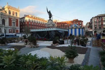 Vista de la plaza Mayor con la decoración de Navidad. -J.M. LOSTAU