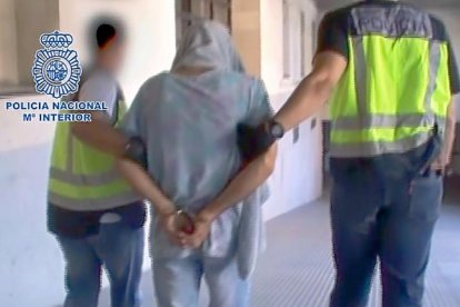 Momento de la detención del violador del ascensor.-GUARDIA CIVIL