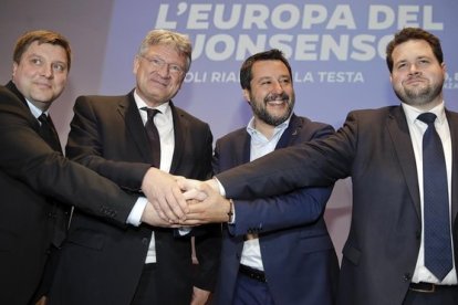 De izquierda a derecha, el finlandés Olli Kotro, el alemán Meuthen, el italiano Matteo Salvini y el danés Anders VIstisen.-AP (LUCA BRUNO)