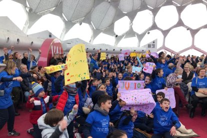 Los niños muestran sus pancartas en la Cúpula de Milenio.- A.V.