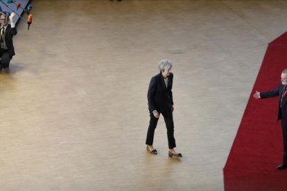 El embajador Tim Barrow se dirige a Theresa May después de que esta hablara con la prensa.-AP PHOTO ALASTAIR GRANT