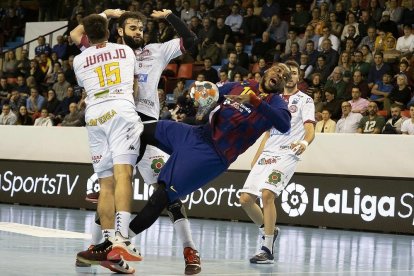 N’Guessan se dispone a lanzar tras salvar la defensa del Ademar en la semifinal disputada ayer.-PABLO REQUEJO / PHOTOGENIC