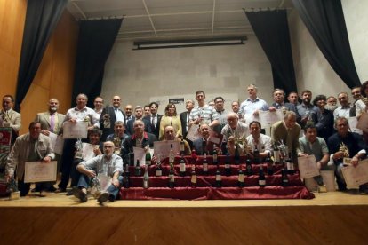 La consejera de Agricultura y Ganadería, Milagros Marcos, junto a los galardonados con los Premios Manojo.-ICAL