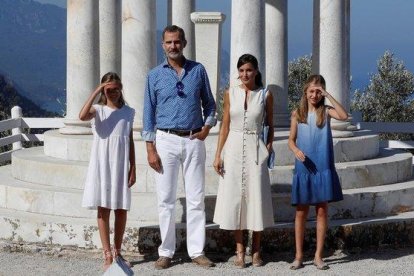 El rey Felipe VI, la reina Letizia y sus hijas Leonor y Sofía durante su visita a Son Marroig.-EFE / BALLESTEROS
