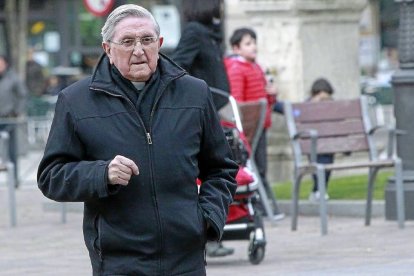 El sacerdote Jesús Hernández, ayer, a su llegada a la Catedral de Valladolid-J.M.Lostau