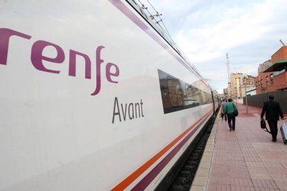 Tren Avant de Renfe estacionado en la Estación del Campo Grande-El Mundo