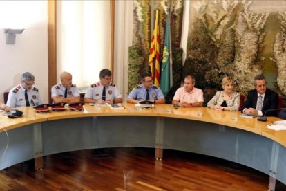 Forn, con la Junta de Seguretat Local de San Sadurní dAnoia-ACN / POL SOLA