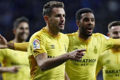 Stuani se dirige a Planas para agradecerle el centro del 0-1.-