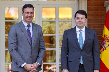 El presidente del Gobierno, Pedro Sánchez, recibe al presidente de la Junta, Alfonso Fernández Mañueco. Imagen de archivo. ICAL