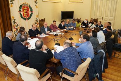 Mesa de negociación en el Ayuntamiento de Valladolid.-EL MUNDO