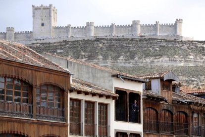 Vista del castillo de Peñafiel desde la Plaza del Coso.-ICAL