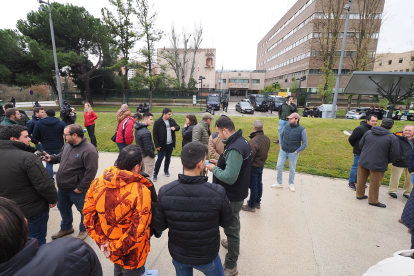 Agricultores concentrados a pie en la Delegación del Gobierno. E.M.